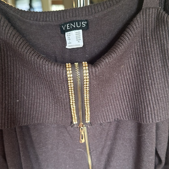 Venus Off Shoulder Sweater - Picture 2 of 3